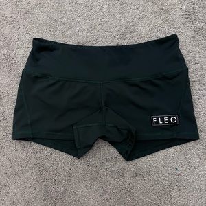 FLEO forest green 3.25 shorts